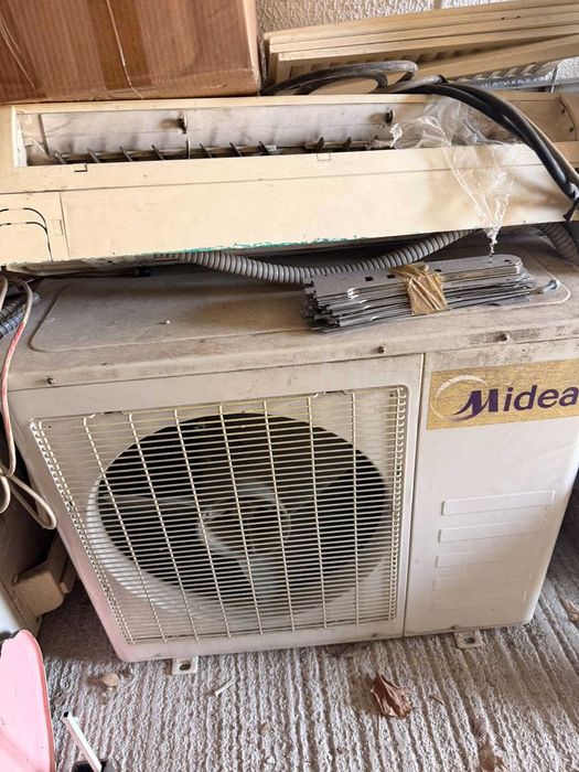 Продавам климатик Midea – външно + вътрешно тяло.
