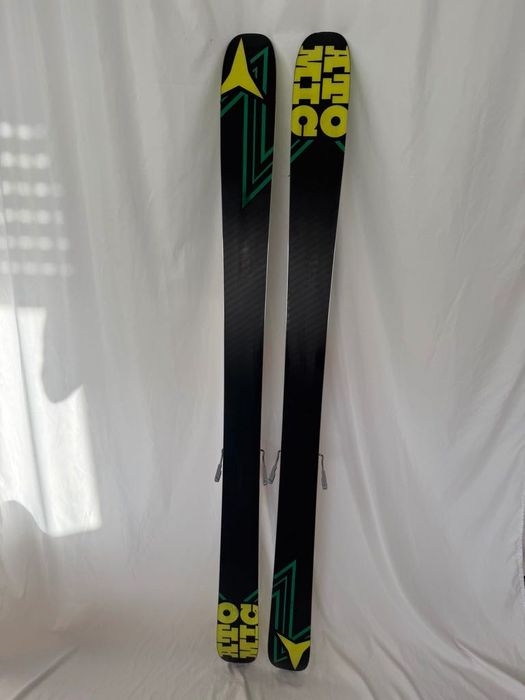 Ski Schiuri twin-tip / park / all-mountain Atomic Punx 174 cm