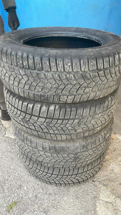 Продавам зимни гуми 2 броя без  кривини   и лепенки