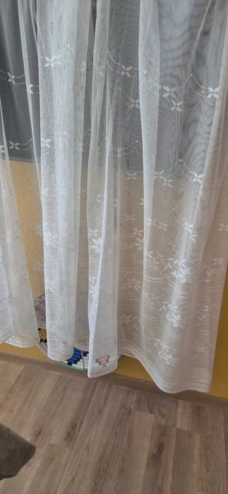 Продавам бяло тънко перде ушито.