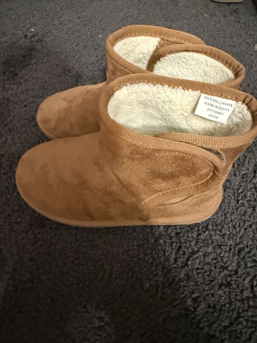 Ghete imblanite marimea 32 stil UGG stare foarte buna