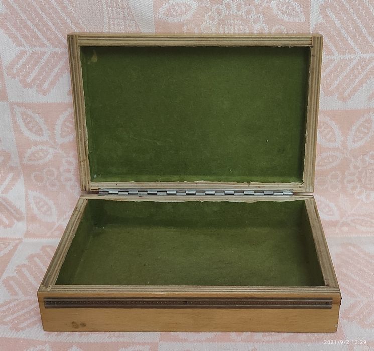 Шкатулка для украшений с чеканкой.