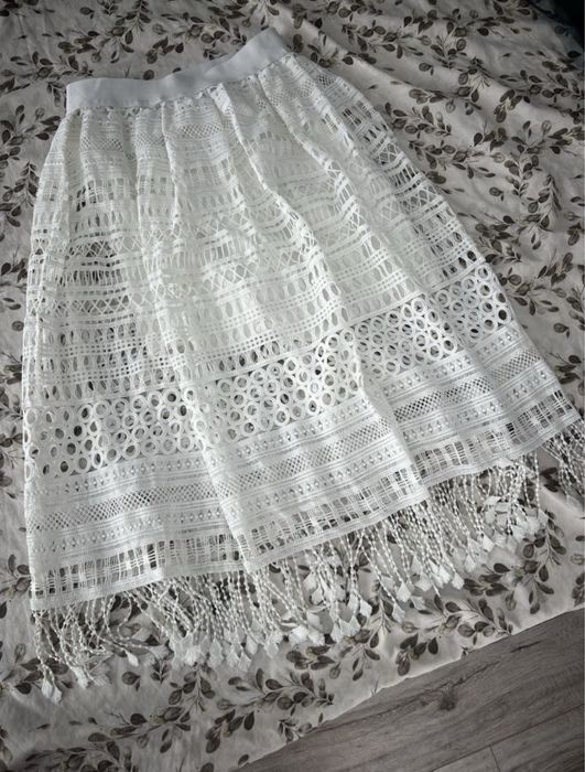 Бяла дантелена пола