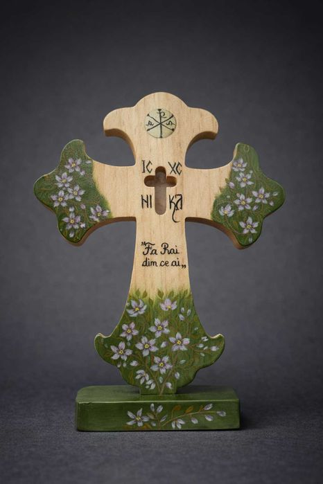Cruce din lemn pictată manual – handmade, decor religios unicat