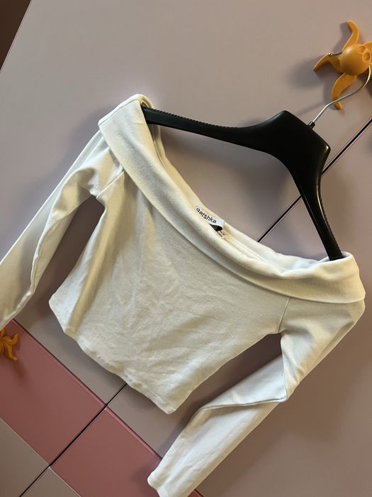 Bershka бяла блуза с голи рамена