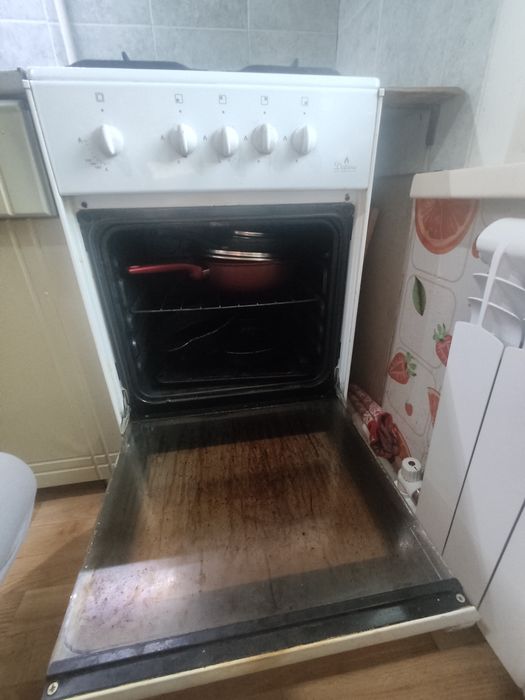 Газовая плита 4 конфорки.