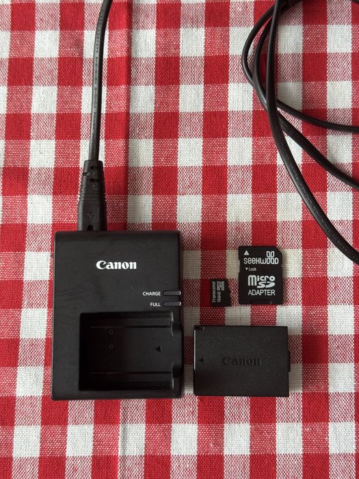 Фотоапарат Canon 2000D с обектив EF-S 18-55 |||