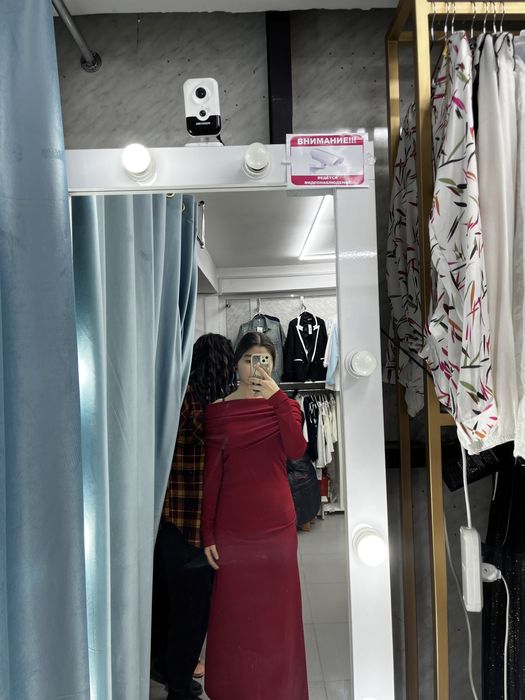 Платье с открытыми плечами