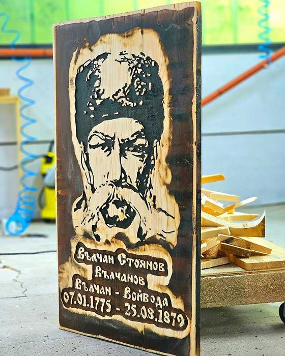 Патриотични дървени табели.