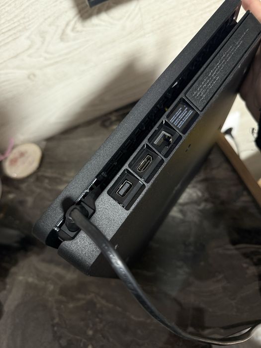 Продавам PlayStation 4 Pro + 8 игри в отлично състояние!
