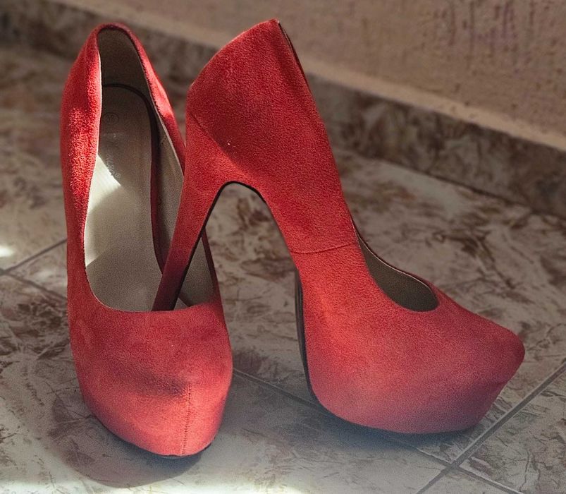Червени обувки на висок ток