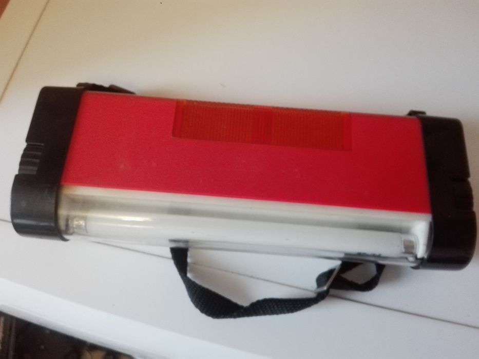 Радиокасетофон с CD и две къмпингови лампи.