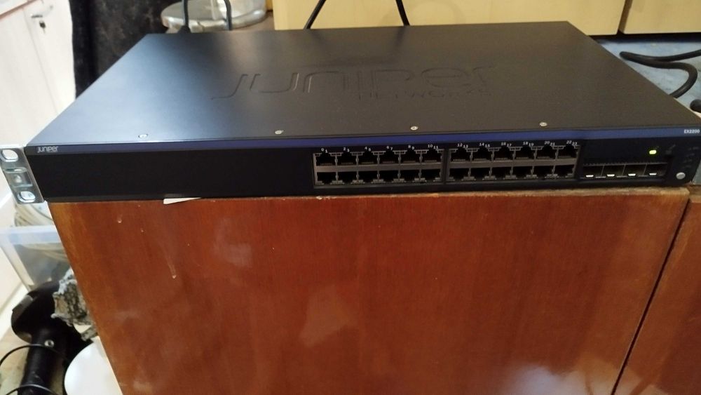 Суич  24-портов превключвател Juniper Networks EX2200  ex 2200-24T- 4G