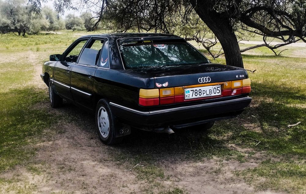 Автомобиль Ауди 100