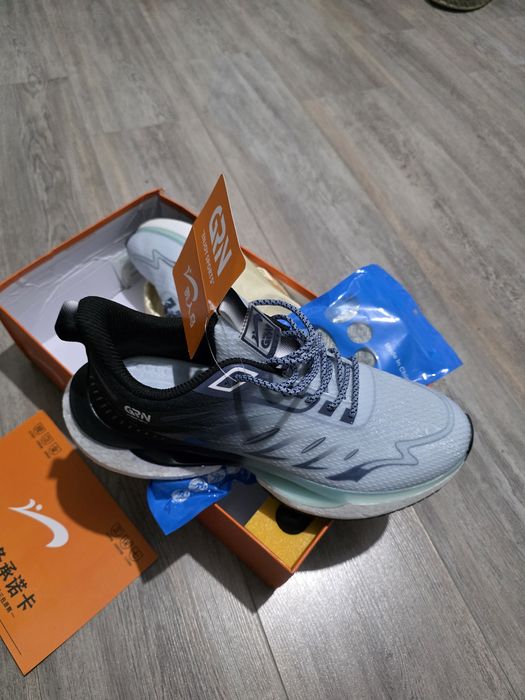 Кроссовки для бега фирменные