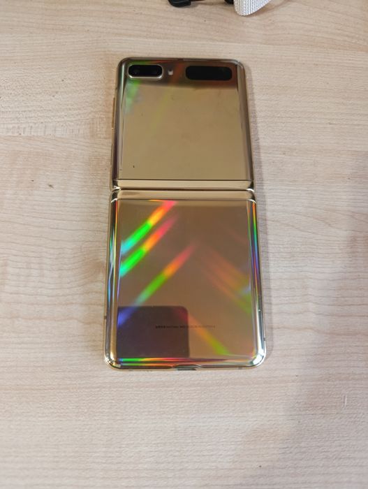 Телефон Samsung Galaxy Z Flip