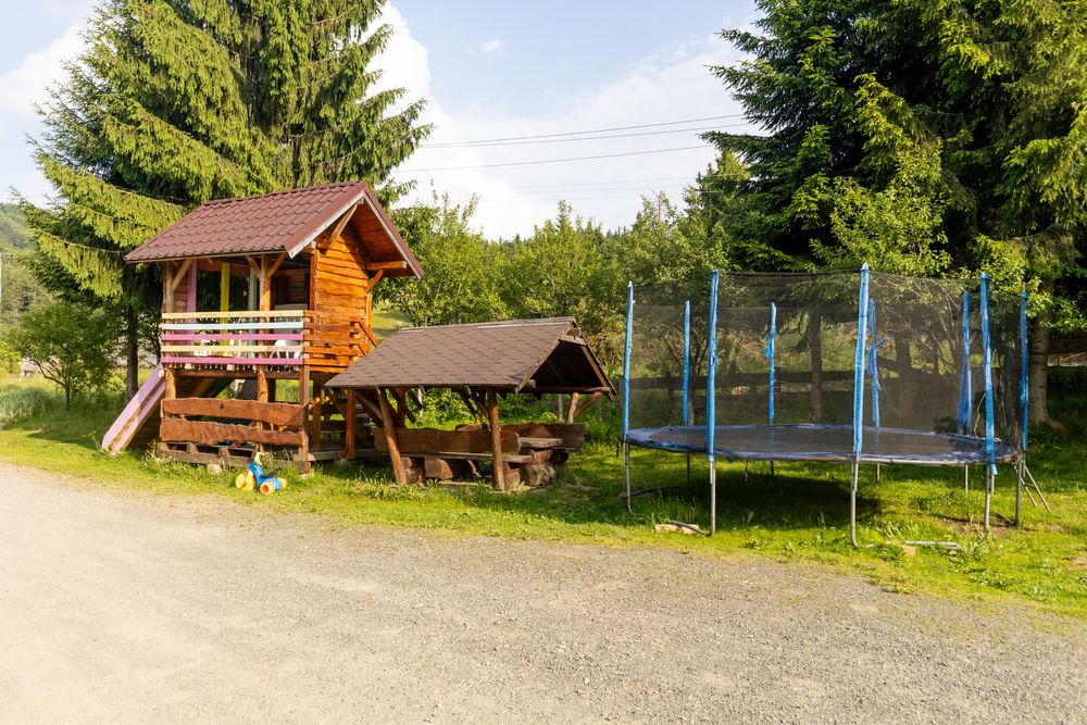 Cabana Cezar ,Maramures, la munte cu ciubar si peisaj de vis