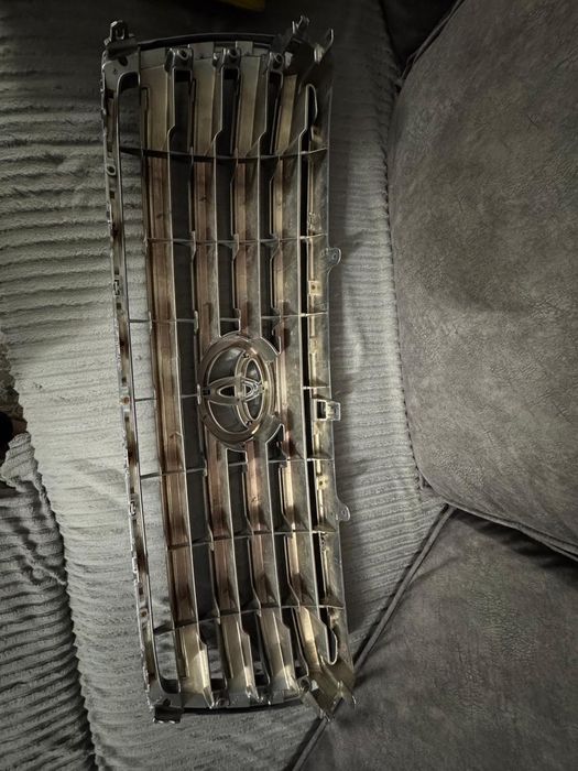 Решетка радиатора Toyota LC 200 . Б/у .