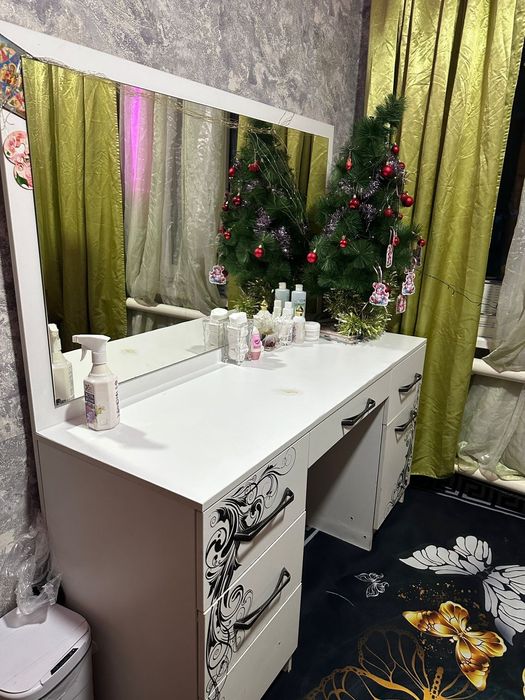 Комод с зеркалом и полочками