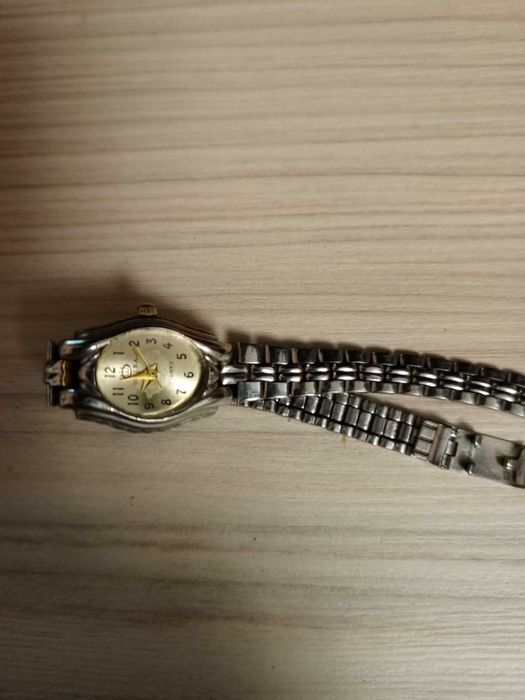 Продам женские ручные часы.