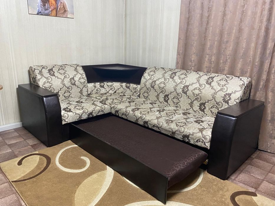 Диван угловой, раздвижной.