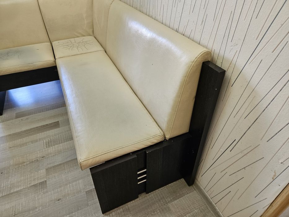 Продам угловой диван для кухни.