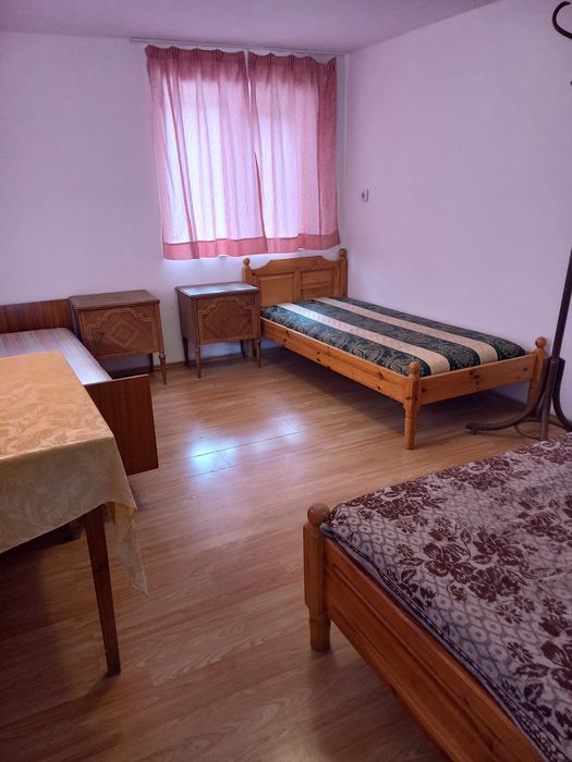 Самостоятелна къща под наем с.Браниполе. 

Състои се от 3 ста