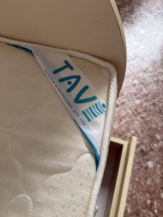 Продам кровать с матрасом