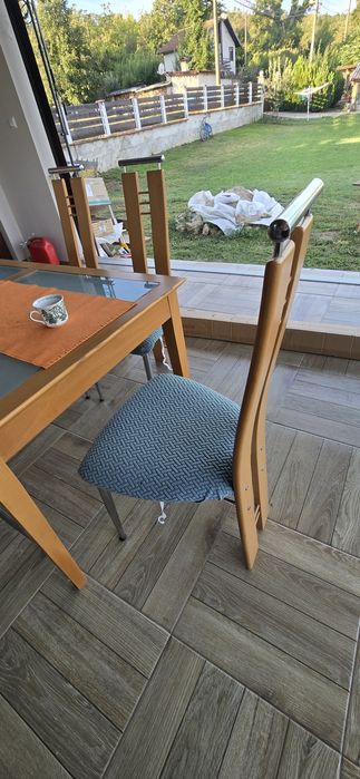 Трапезна маса с 6 стола изработена от дърво и 2бр матови стъкла