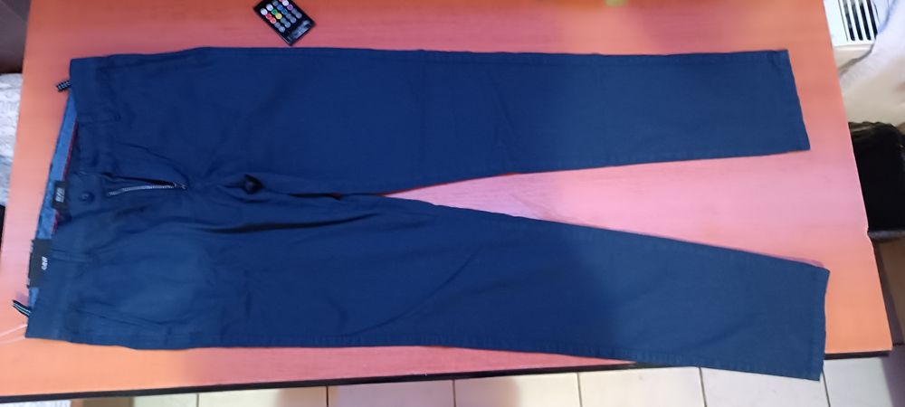Pantaloni Hugo Boss mărimea 32 noi