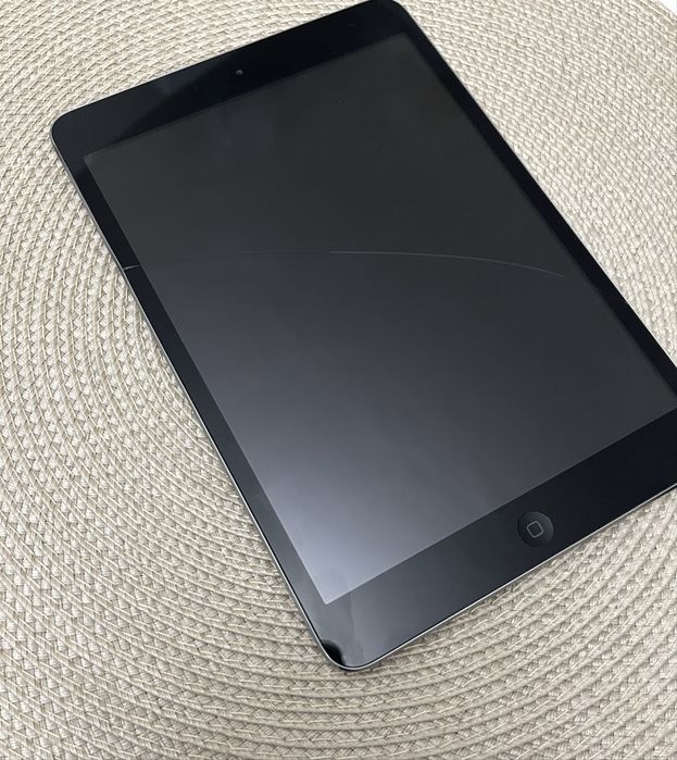 Продавам IPad mini 1st