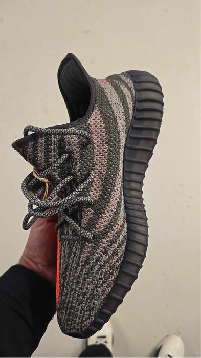 Yeezy 350 v2 carbon beluga NOI