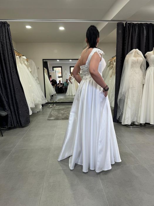 Vand rochie de mireasa