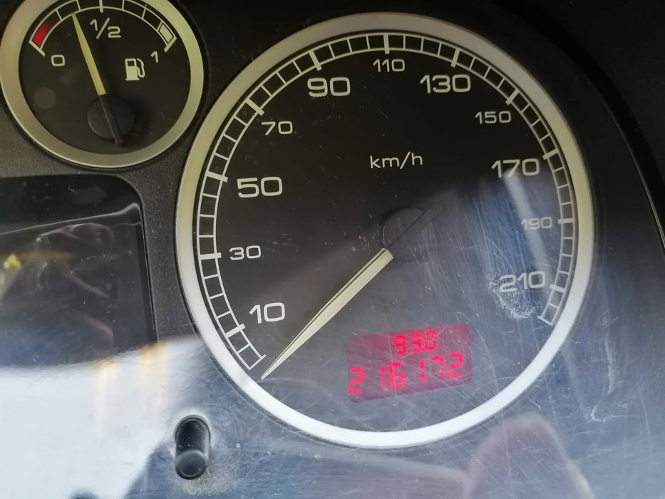 Продавам Пежо 307 HDI с всички документи в движение.