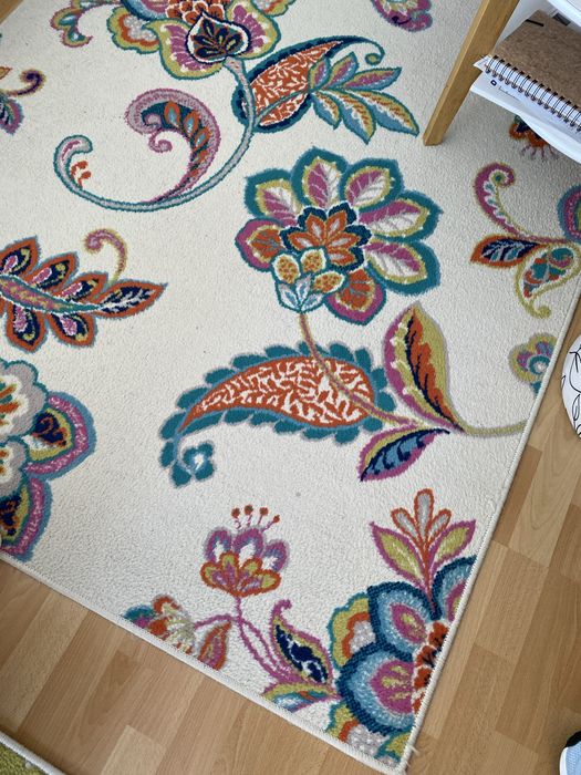 Covor camera zi bej cu verde