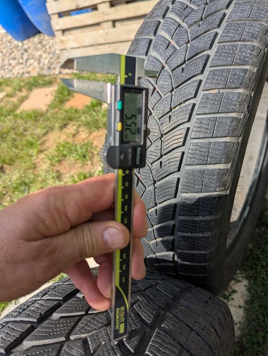 Vand , 2 anvelope de iarna SUV Goodyear 225 x 55 R19  99 V