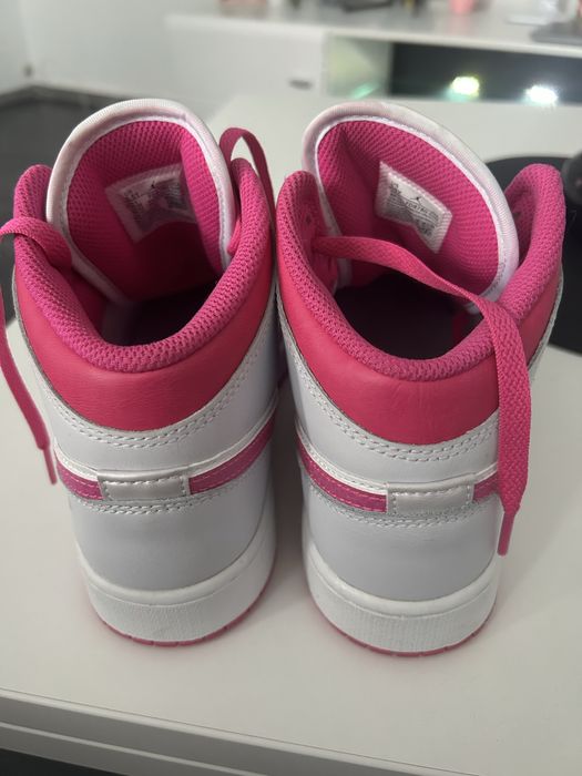 Air Jordan 1 Mid Fire Pink