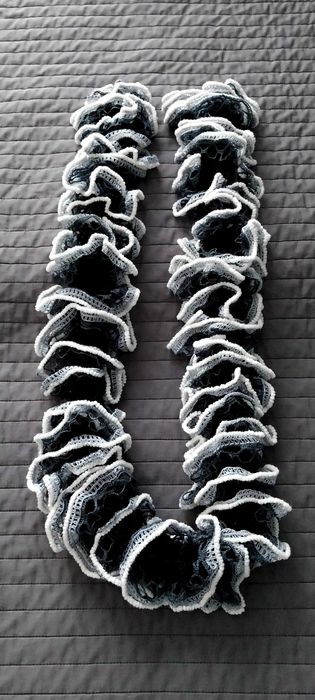 Fular alb și fular alb cu negru croșetate