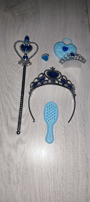 рокля на Елза от Фроузън 3/4/5/6г- с 2 подаръка светещ ластик и корона