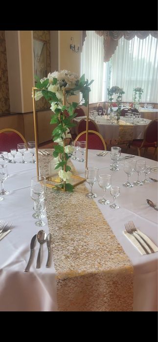 Set complet decor nuntă – suporți metalici, flori artificiale, ghirlande, Mr & Mrs, fețe de masă