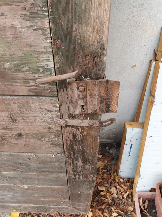 Usa din lemn masiv foarte veche