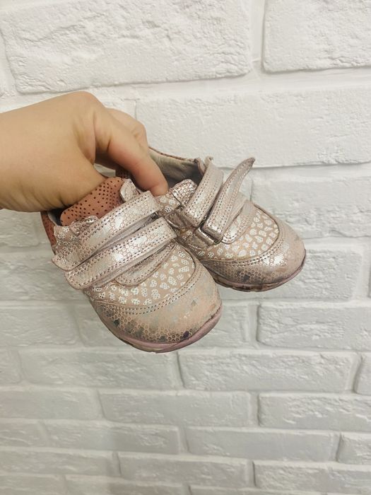 Кроссовки  на девочку 22