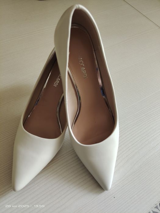 Продам туфли белые