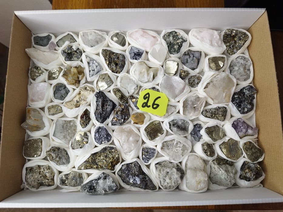 Минерали във кутии микс