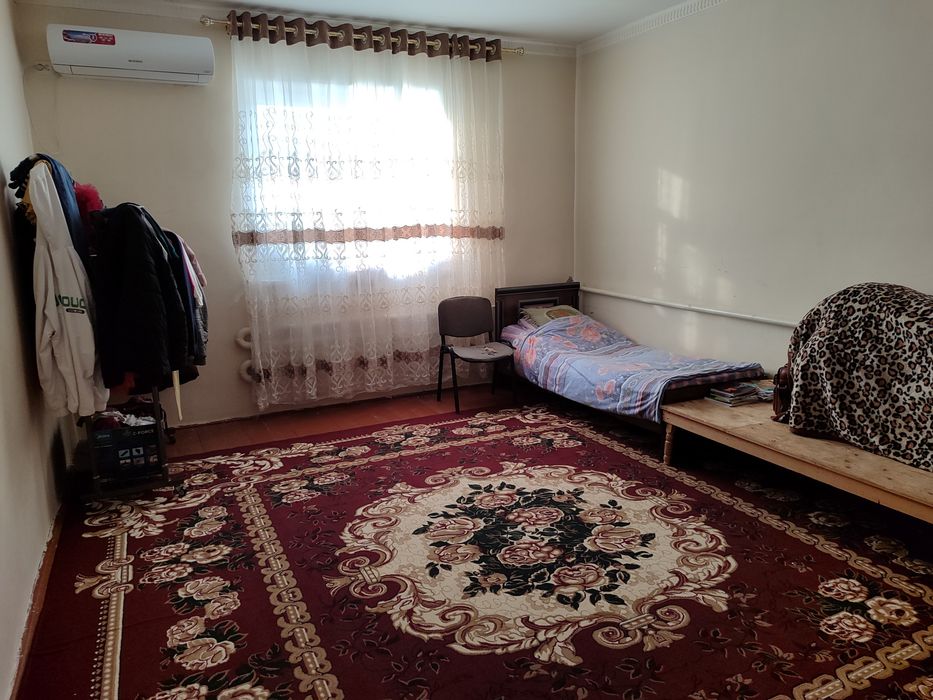 Guliston shahrida zudlik bilan uy sotiladi.