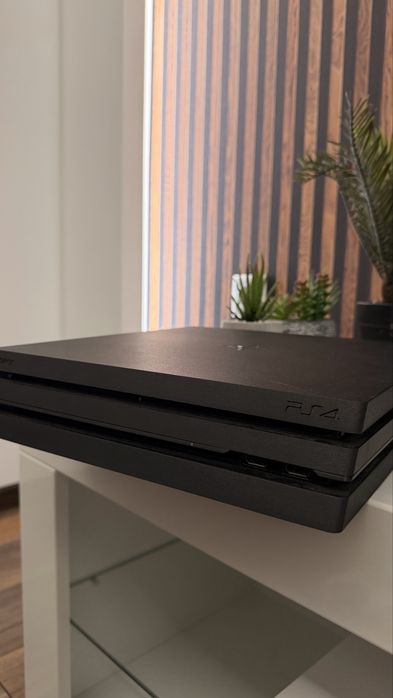 Playstation 4 pro ( два джойстика + fifa )