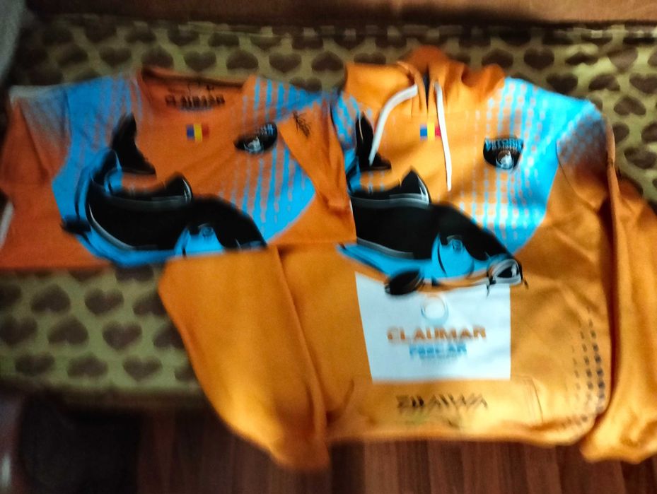Vând Hanorac și Tricou Claumar