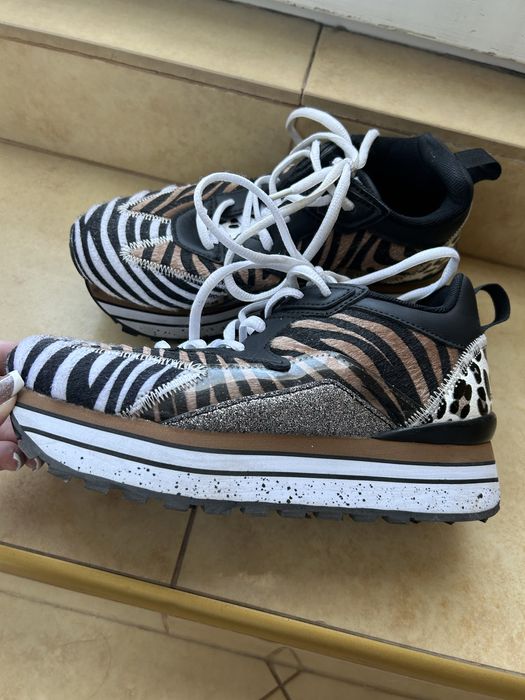 Маркови сникърси, номер 37 на Skechers!