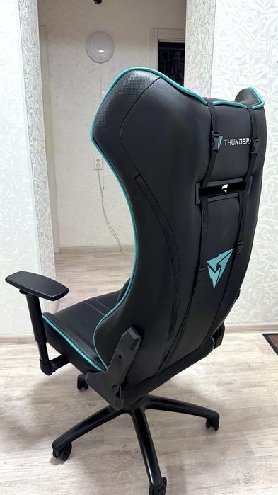Продам игровое кресло ThunderX3 UC5.
