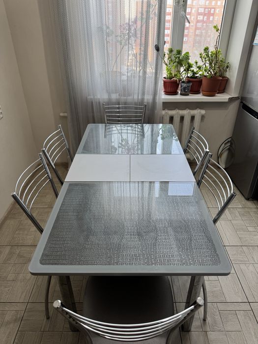 Продается стол со стульями